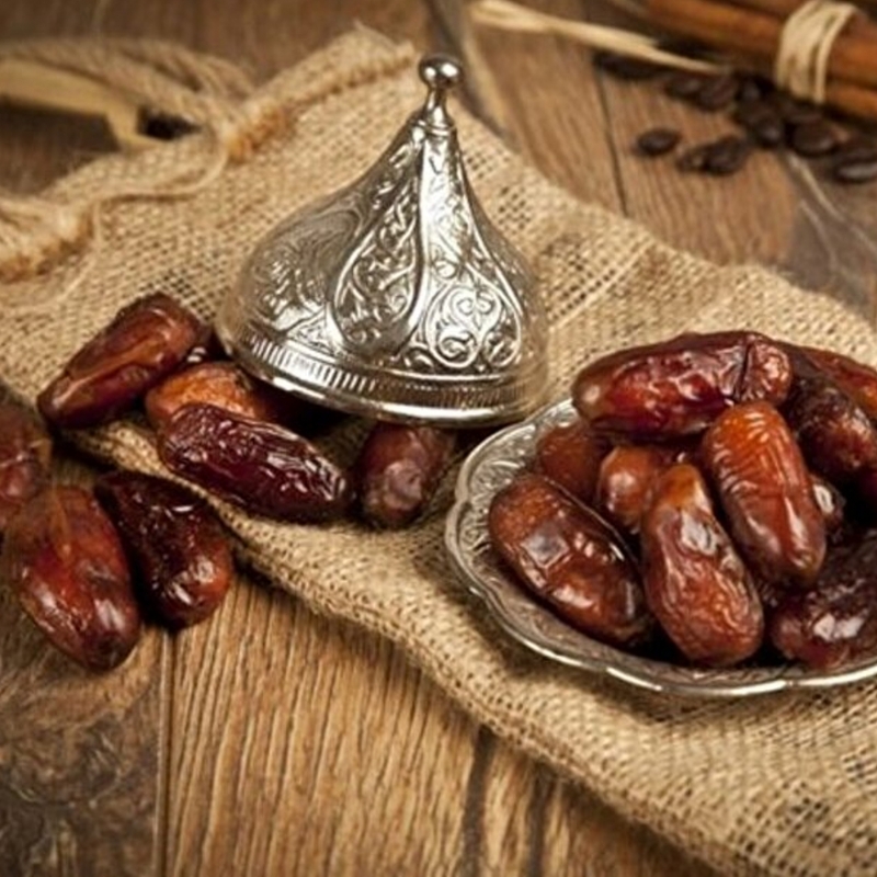 What are the Benefits of Consuming Dates and Dried Apricots in Ramadan?